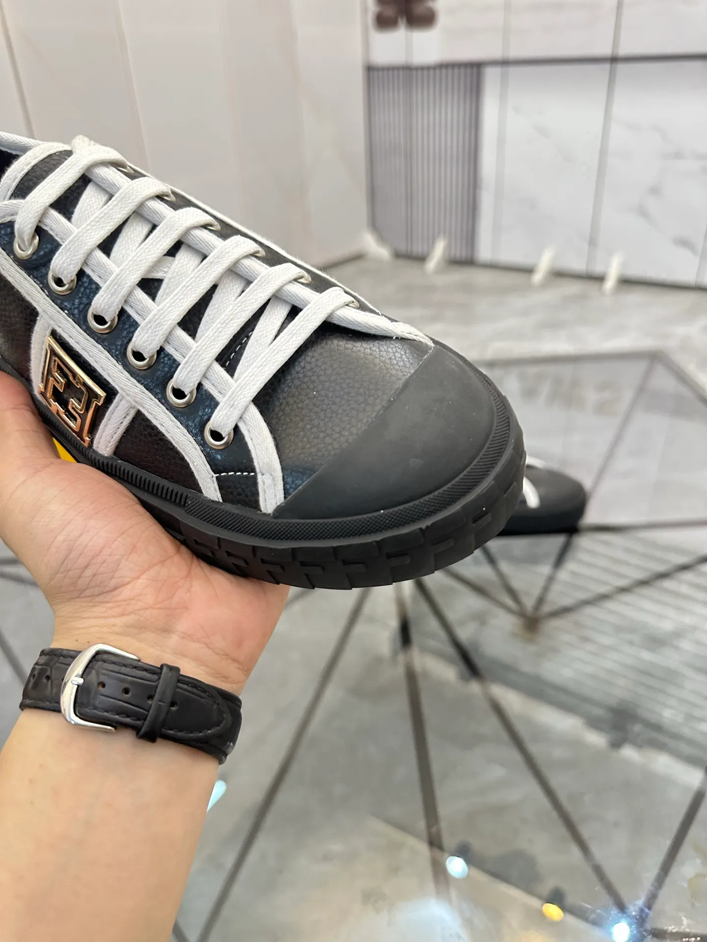 Selling men's shoes 💰: 💰P440¥ Product trademark: Fendi* "Fendi*" low-top casual shoes Regular size: 38-44 (can be customized to 45) Product materials: imported cowhide upper, sheepskin lining, original outsole. No.:6735